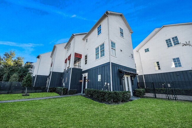 Building Photo - 826 Cage St