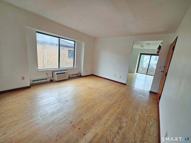 Building Photo - 112 Bond St