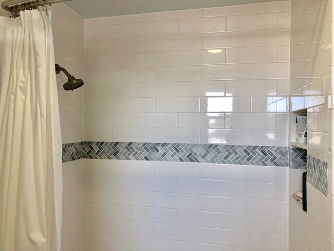 Building Photo - Lovely 3 bd/2.5 ba Townhome - Old Town Torrance!