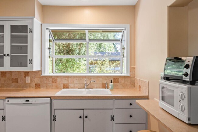 Building Photo - Charming, retro 2-bdrm/2-bath ranch in tranquil setting w/ large family room