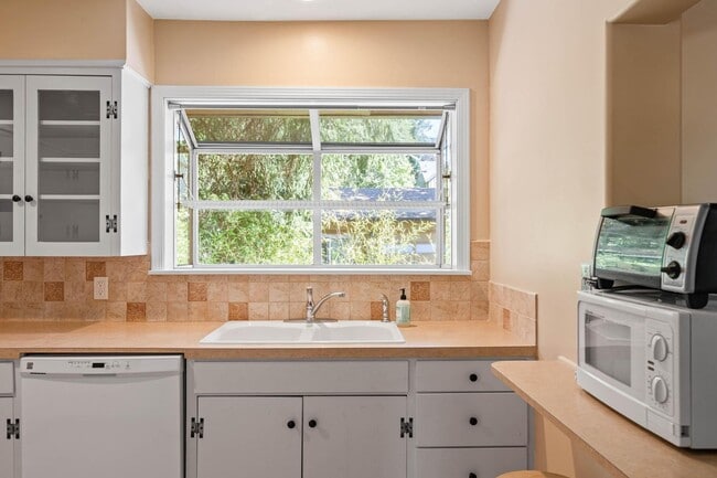 Building Photo - Charming, retro 2-bdrm/2-bath ranch w/ lar...