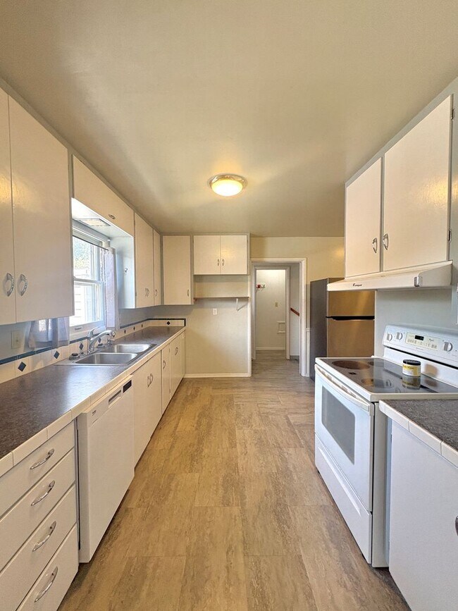 Building Photo - 1215 Avenue E