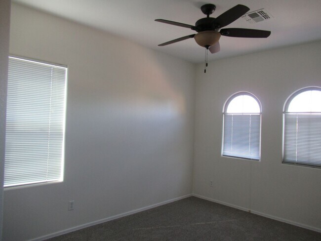 Building Photo - 4 Bedroom / 3.5 Bath Chandler Home in Gated Lake Community!