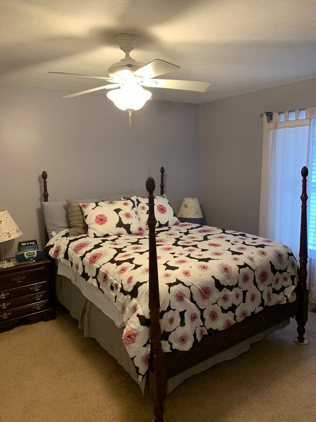 Building Photo - Gorgeous 2 Story, 3 bd/2.5 ba Townhome With Ample Space