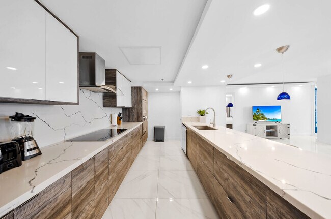 Building Photo - 1717 N Bayshore Dr