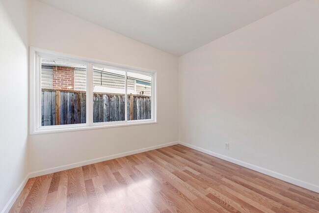 Building Photo - 2577 Gonzaga St