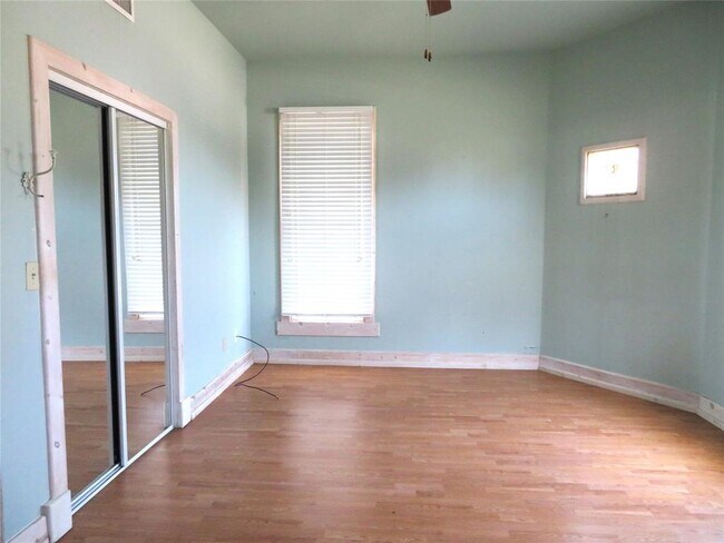 Building Photo - 302 S Washington St