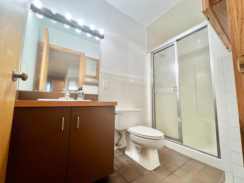 Building Photo - 5 Thacher Ct