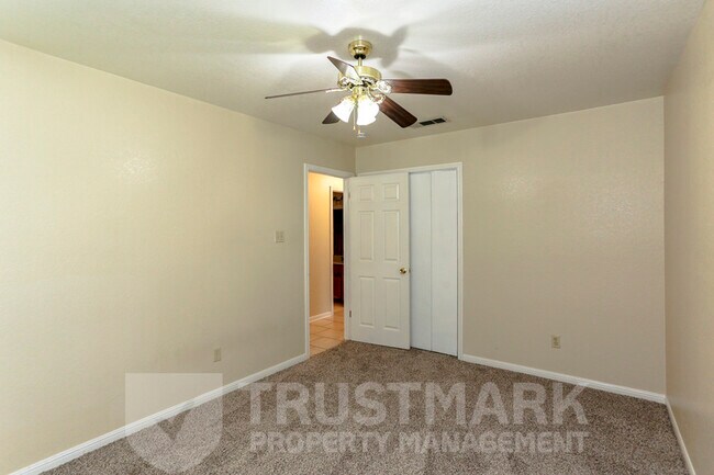 Building Photo - 800 Silver Creek Dr