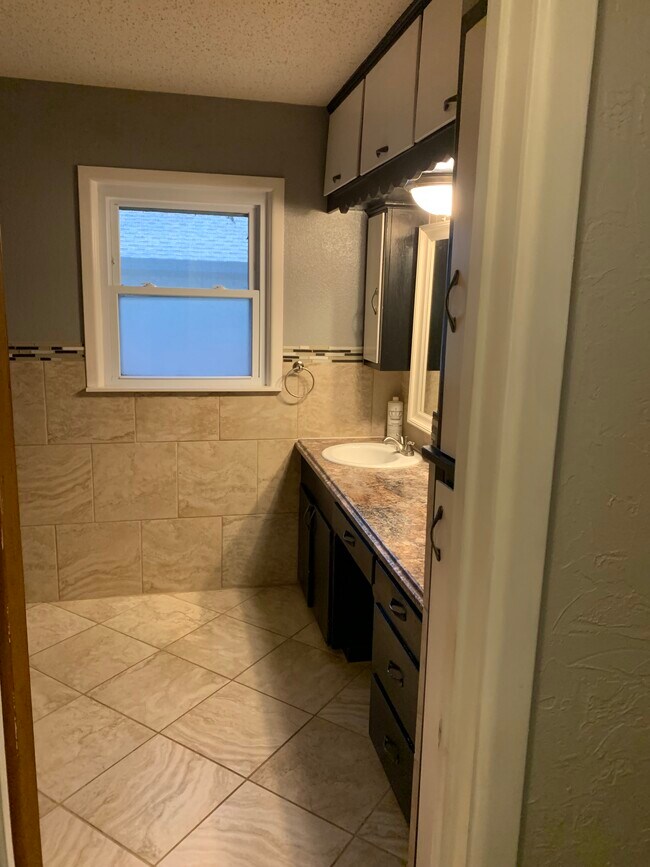Hall bath with full shower and tub - 4308 Olsen Blvd