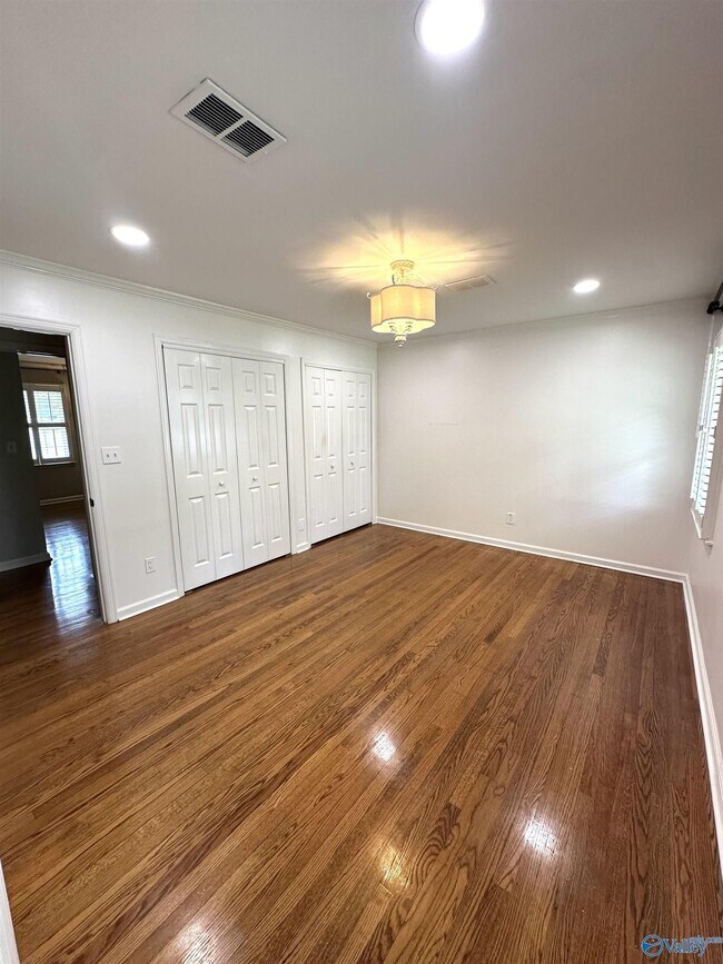 Building Photo - 1406 E Olive Dr SE