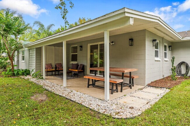 Building Photo - Charming 4-Bed with 2 Full Baths and Large...