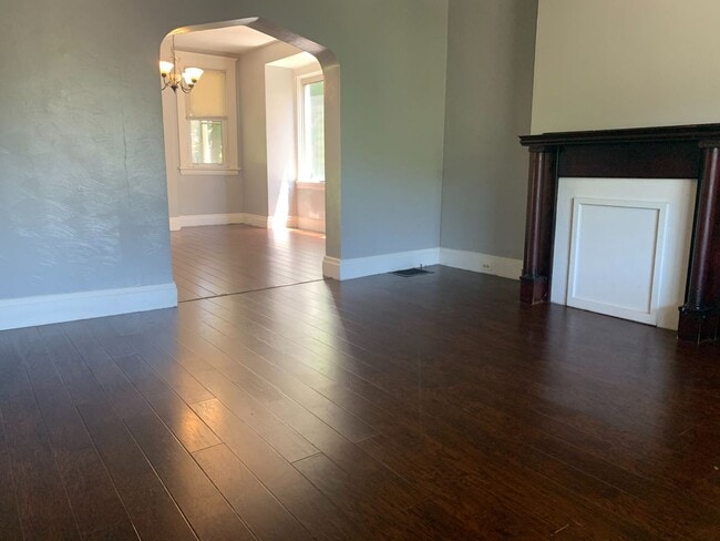 Building Photo - Charming 3 bedroom home in Carrick available September 1!
