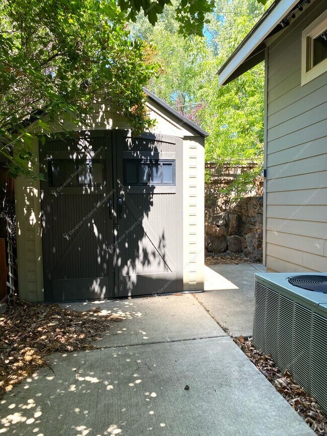 Building Photo - *Coming Soon* Charming Old Bend Rental | 3...