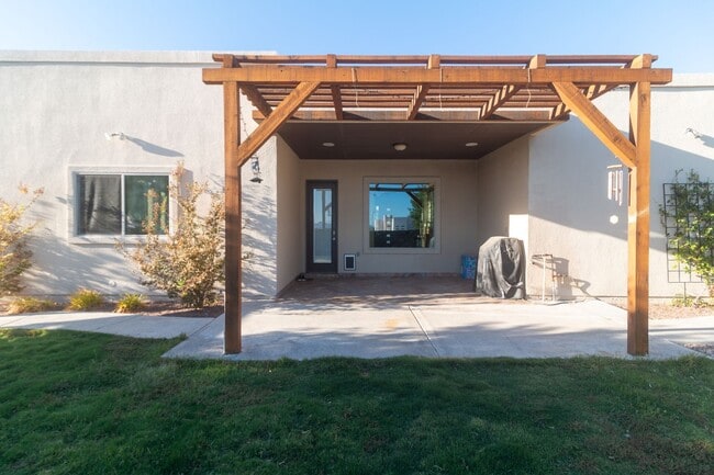 Building Photo - Stunning 4 bedroom, 2,5 bath home in West ...