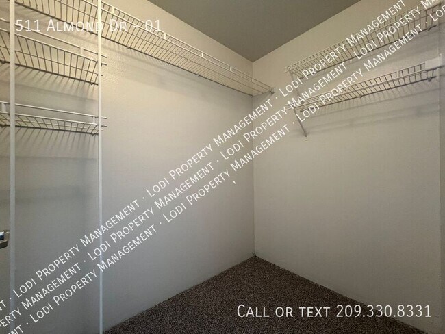 Building Photo - 511 Almond Dr
