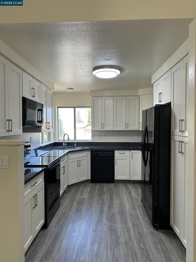 Building Photo - 161 Tuscany Ct