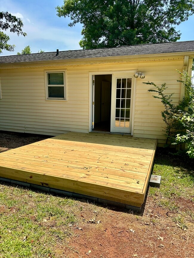 Building Photo - 209 Evergreen St