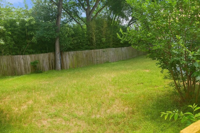 Building Photo - What a deal! a 3 bed house 5 min from DT a...