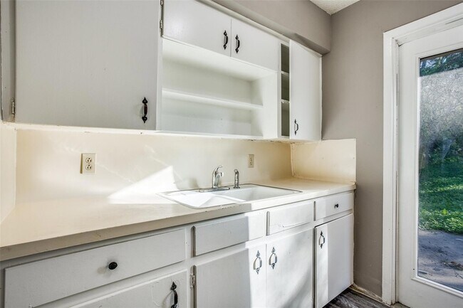 Building Photo - 607 Thrush Ave
