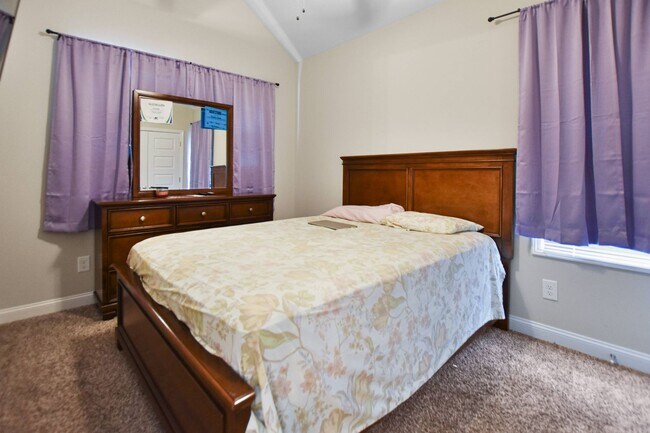 Building Photo - Pet Friendly Four Bedroom!
