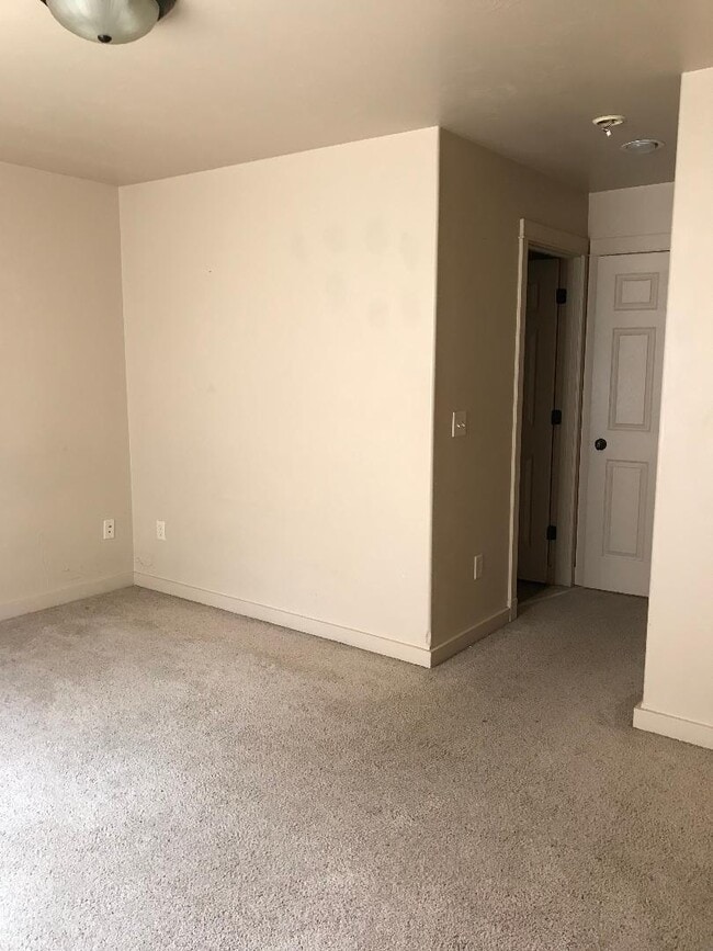 Building Photo - 3 Bedrooms 2 1/2 Bathroom Bozeman Townhouse - Great Location