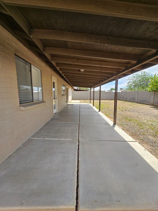 Building Photo - 3 bedroom 2 bath - North Phx home - single...