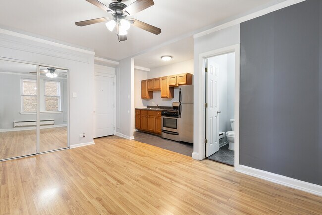 Building Photo - 5860 N Kenmore Ave