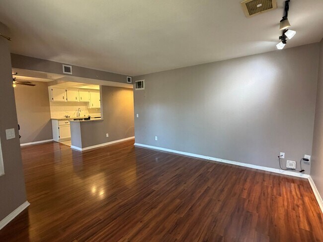 Building Photo - 2828 Famosa Blvd