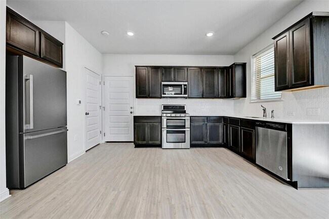 Building Photo - 8004 Lennon Dr