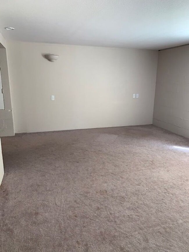 Building Photo - 3 bd., 2 bath remodeled Duplex