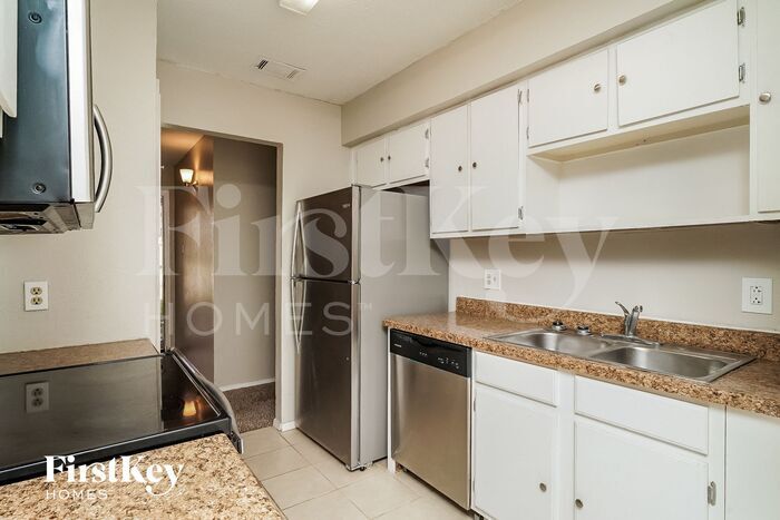Building Photo - 1708 White Oak Ct