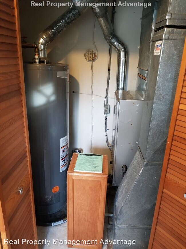 Building Photo - 3 br, 1 bath House - 21845 Novi Rd.