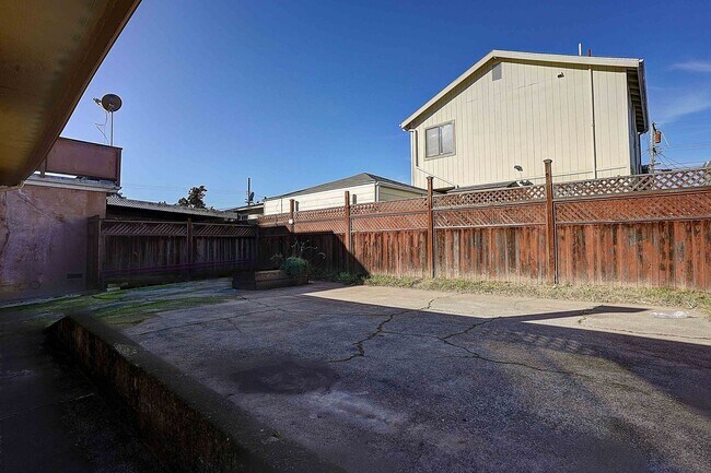Building Photo - 3047-3049 Berlin Way