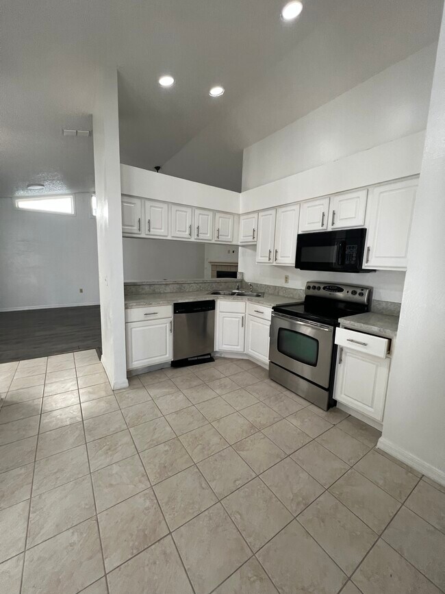 Building Photo - 667 Lake Dexter Cir