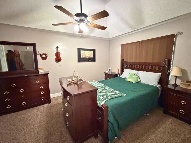 Building Photo - 4/2 with a LARGE fenced in yard!