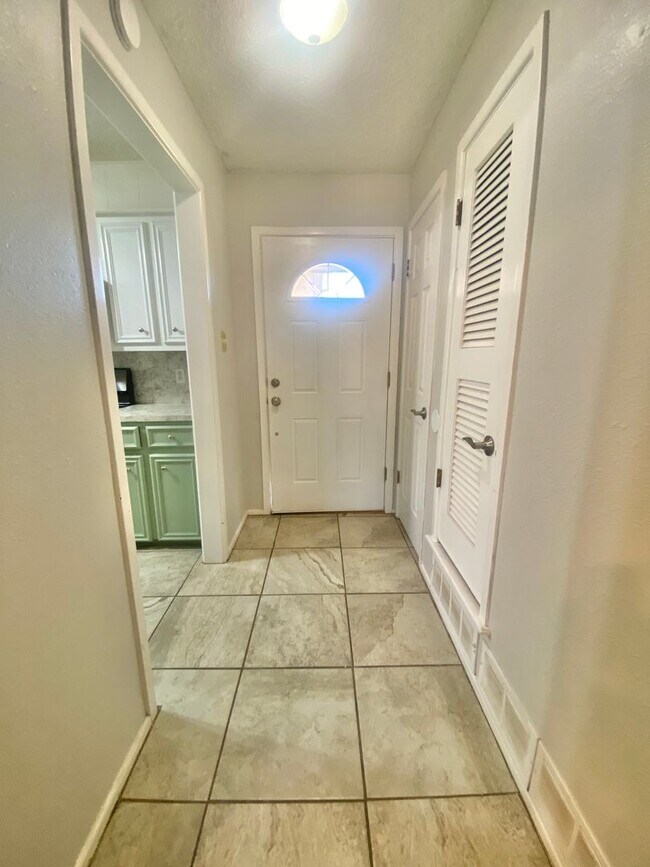 Building Photo - Great 3 bed 2 bath near West Loop 289 and ...