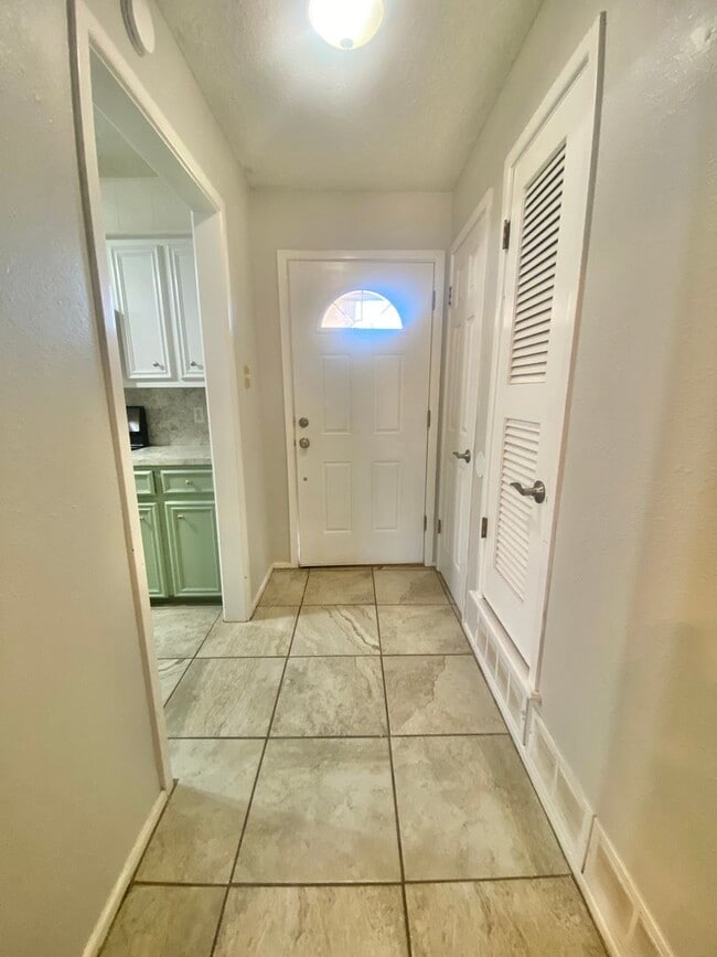 Building Photo - Great 3 bed 2 bath near West Loop 289 and 4th street