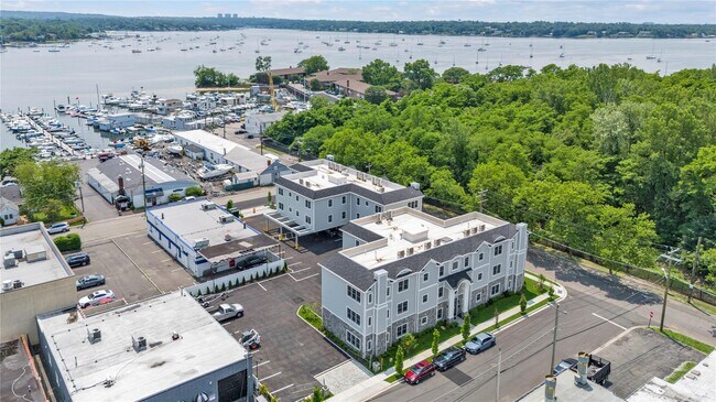 Building Photo - 22 Sagamore Hill Dr