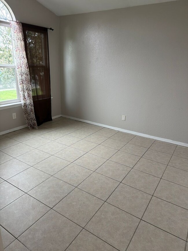 Building Photo - 2127 Park View Dr