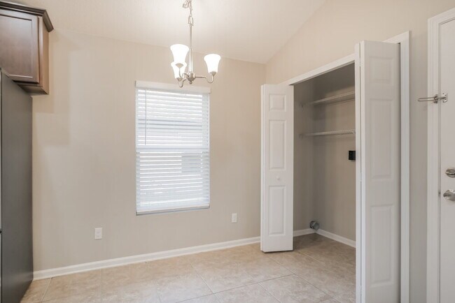 Building Photo - 174 N Aberdeenshire Dr