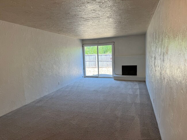Building Photo - 3 bedroom 1.5 bathroom duplex