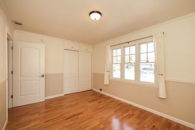 Building Photo - Great home next to Hoover Park