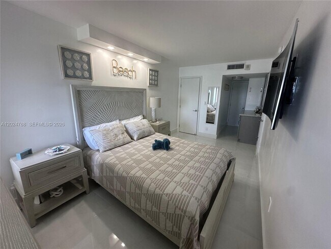 Building Photo - 2030 S Ocean Dr