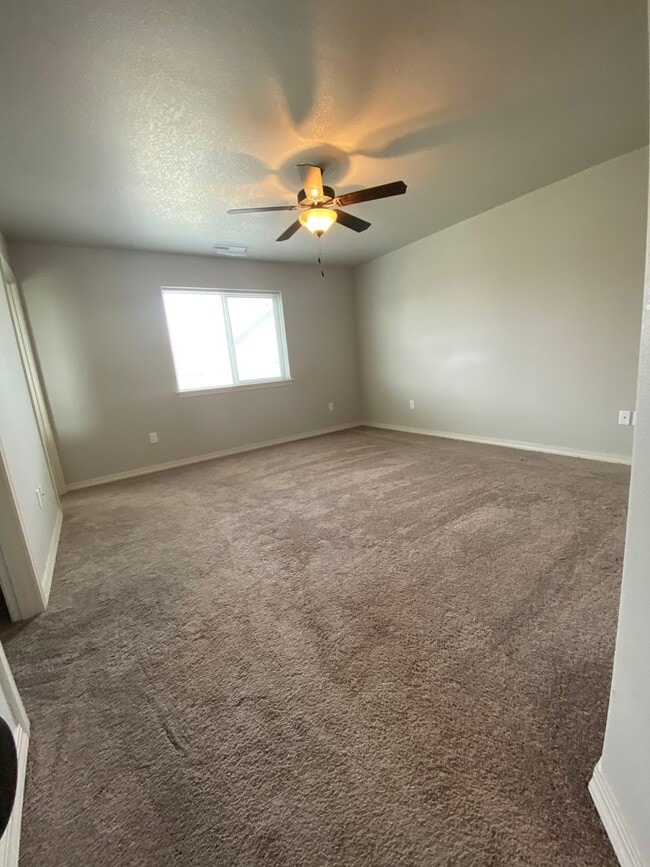 Building Photo - Four Bedroom Three Bath in Southridge!