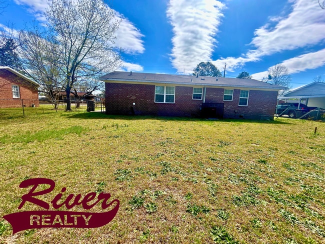 Building Photo - 3-bedroom home with spacious yard for rent now!