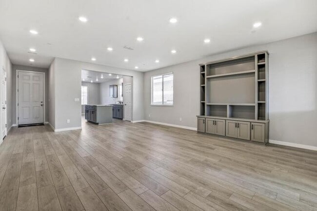 Building Photo - Beautiful Former Model Home For Rent! All the upgrades!