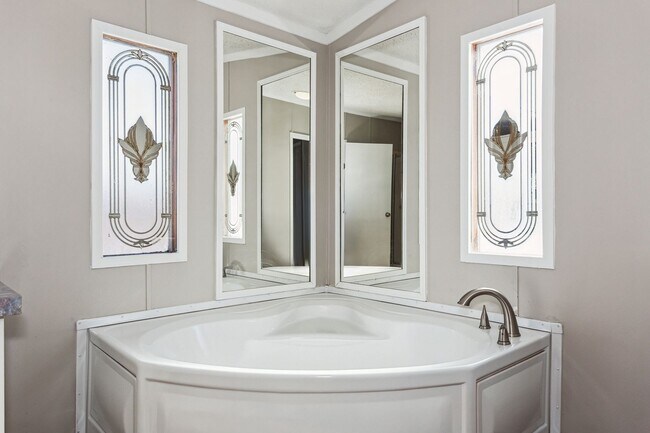 Building Photo - Adorable 3 Bedroom/2 Bath with lots of space! Available on 2/23/26!