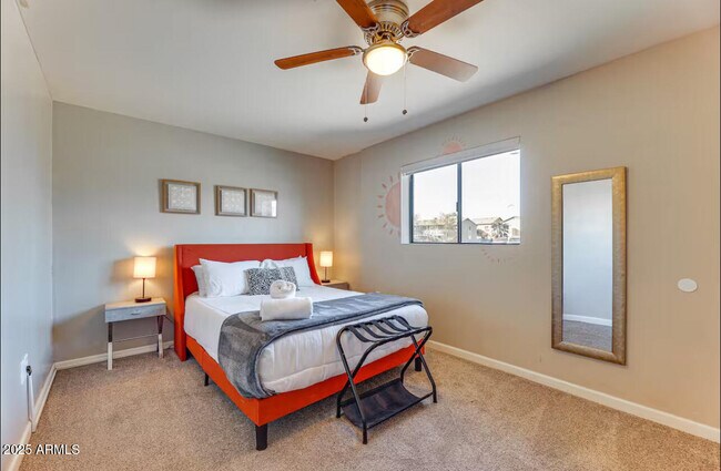 Building Photo - 1027 S Siesta Ln