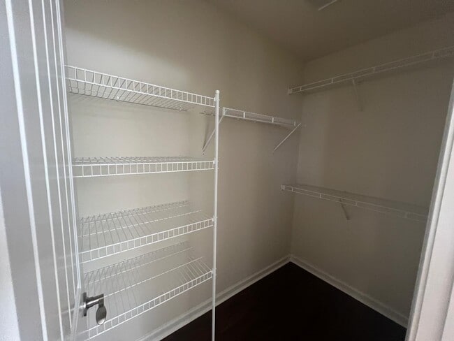 Building Photo - 2121 Chipley Dr